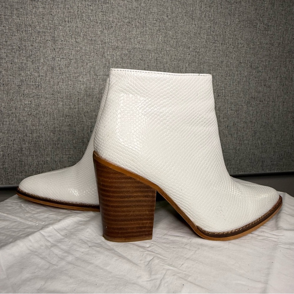 Arider Girl White Snakeskin Ankle Boots Size 7.5